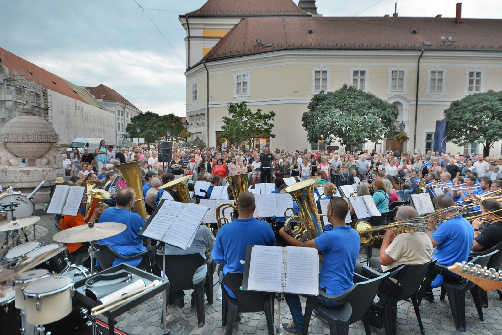 Fúvós örömzene a Városház téren